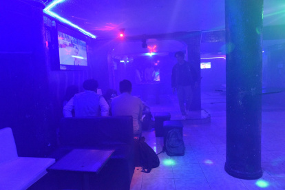 Bar.  En algunas calles hay hasta 12 bares “de mala muerte”.