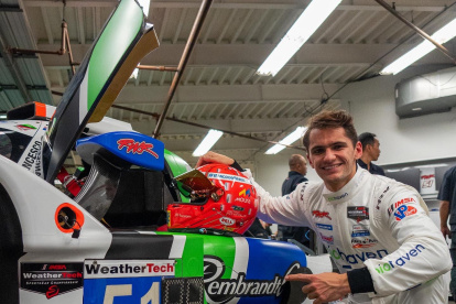 Pietro Fittipaldi posa con el auto de Hass que seguirá pilotando en las pruebas.