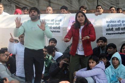 Vinesh Phogat (d) es la principal acusadora. Estuvo acompañada y respaldada por varios deportistas nacionales.