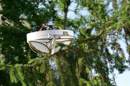 Este dron es el primer robot diseñado para recoger de forma autónoma ADNe terrestre.