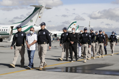 Agentes de la Organización Internacional de Policía Criminal (INTERPOL), acompañan a siete antiguos integrantes de las FARC.