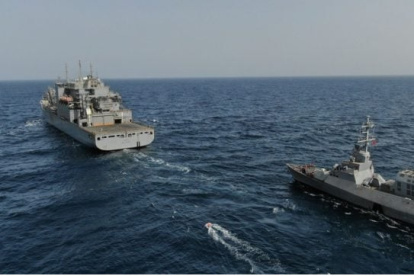 Una corbeta Sa’ar 5 de la Armada israelí se aproxima a un petrolero de reabastecimiento de la Quinta Flota estadounidense en el Mar Rojo.