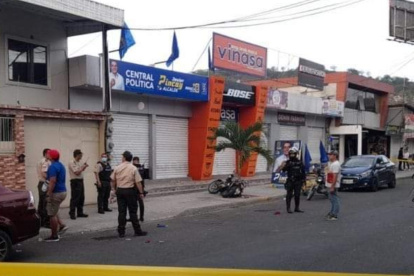 Los sospechosos del atentado, según la Policía Nacional, son dos hombres que viajaban a bordo de una motocicleta color negro.