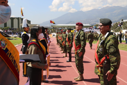 En la cita, se entregó proclamas a los abanderados de las unidades educativas que asistieron a este evento castrense.