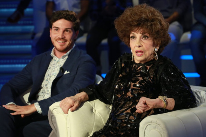 Andrea Piazzol y Gina Lollobrigida en un set de televisión hablando de su excelente relación.