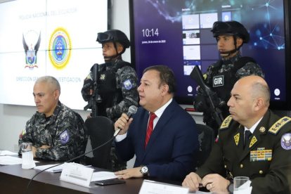 El policía desmayado se encontraba detrás del ministro Zapata durante la rueda de prensa.