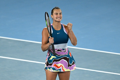 Aryna Sabalenka, tenista bielorrusa, celebra el triunfo en Australia.