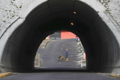 Fotografía del 23 de enero de 2023, que muestra el túnel por donde bajo el aluvión hace un año en Quito (Ecuador).