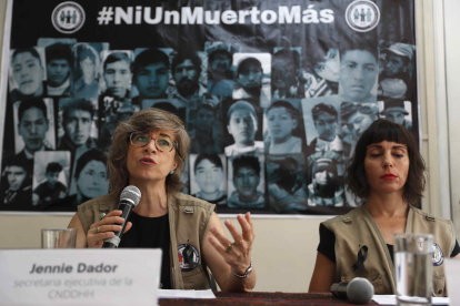 Jennie Dador (i), secretaria ejecutiva de la Coordinadora Nacional de Derechos Humanos (CNDDHH), habla durante una rueda de prensa hoy en Lima (Perú).