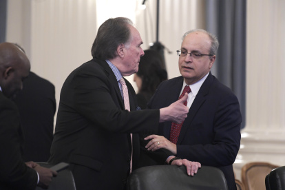 El representante permanente de Estados Unidos ante la Organización de Estados Americanos (OEA), Francisco Mora (d), conversa con su homólogo peruano, Harold Forsyth (i).