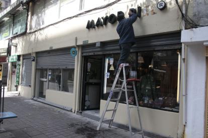 Restaurar. Algunos propietarios antiguos remodelan fachadas para devolverles visibilidad ante los clientes.