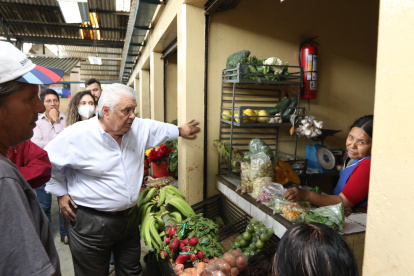 Mercados. Durante el recorrido, el asambleísta Marcos Molina visitó los mercados para hablar con los clientes y vendedores para constatar si había o no roedores en los espacios.