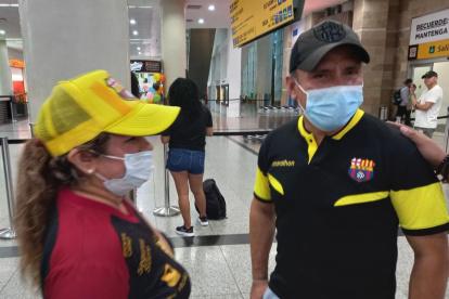 Hinchas de Barcelona y de Sergio Agüero se quedaron con las ganas de verlo en el aeropuerto