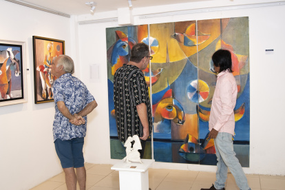 Olón. Varios visitantes observan la obra del artista plástico ecuatoriano durante la apertura de las salas.