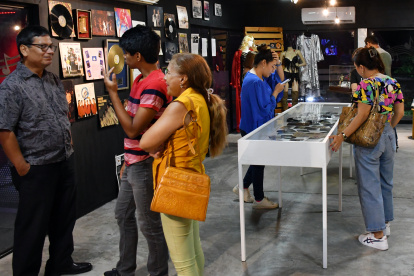 Afiches, fotografías, carátulas, discos de vinilo, recortes de periódicos... Todo esto es parte de una muestra que se denomina ‘Expo Musical 80s-90s’.