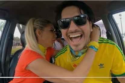 La candidata a la reelección a la Prefectura del Guayas Susana González y el youtuber Logan y Logan.