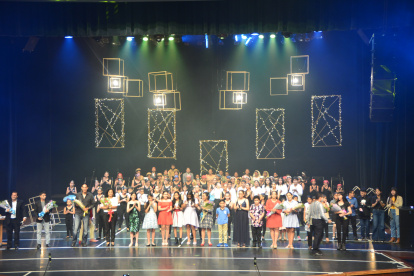 Alumnos de las Escuelas de Arte se preparan para su función de fin de curso.