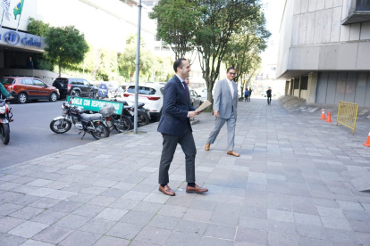 Llamado. El canciller Juan Carlos Holguín a su ingreso a la Fiscalía acompañado por su abogado Raúl Rosero.