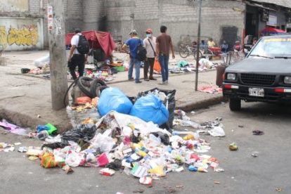 Hecho. A Una cuadra del hospital, los comerciantes ‘conviven’ con la basura.
