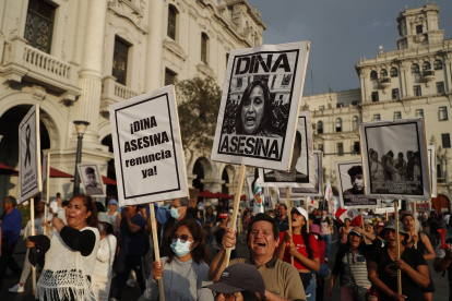Decenas de personas participan en una nueva marcha contra el Gobierno de Dina Boluarte, en Lima (Perú)