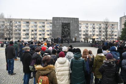 Polonia. Una ceremonia de conmemoración al pie del Monumento a los Héroes del Gueto, en la ciudad de Varsovia, este 27 de enero de 2023. ,  Monument to the Ghetto Heroes in Warsaw, Poland, 27 January 2023. The celebration of the International Holocaust Remembrance Day, organized by the Shalom Foundation and Stoleczna Estrada, is underway. (Polonia, Varsovia) EFE/EPA/Andrzej Lange POLAND OUT
