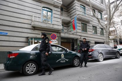 La policía iraní resguarda la embajada de Azerbaiyán en Teherá, este 27 de enero.