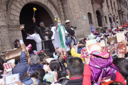 La Paz. Sacerdotes bendicen a personas que llevan miniaturas compradas en la Alasita, la fiesta boliviana de la prosperidad y la abundancia.