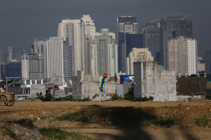 Foto referencial. Un obrero labora en una construcción cercana a la ciudad de Manila, capital de Filipinas, el 26 de enero.
