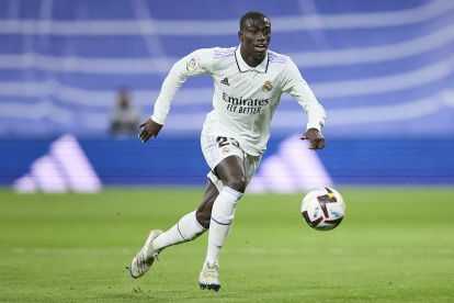 Ferland Mendy, jugador del Real Madrid, será baja por espacio de un mes.