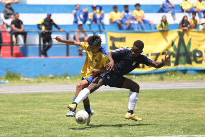 Los jugadores del Mejía y Vicente Rocafuerte demostraron técnica y velocidad en la semifinal de la Superliga Estudiantil.