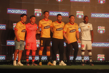 Con Sergio Agüero como invitado especial, Barcelona presentó las tres camisetas que utilizará durante la presente temporada.