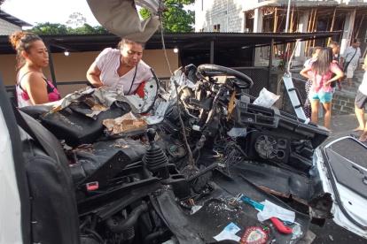 Así quedó el vehículo del jefe bomberil tras el choque con la chiva.