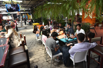 Reunión. Los universitarios llegan desde diferentes puntos de Quito, a varios espacios de entretenimiento y distracción que se ubican en esta arteria tan concurrida.