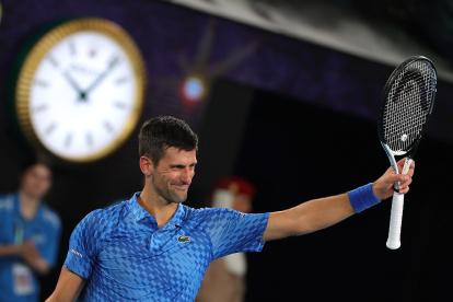 Novak Djokovic muestra su alegría luego de vencer en semifinales al estadounidense Tommy Paul.