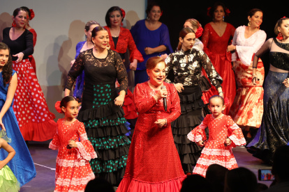 Al dirigirse a los asistentes, Patty Salame no podía dejar de nombrar a su maestra Janet Vivar, “a quien envío hasta el cielo mi primer agradecimiento esta noche”.