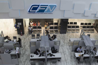 Entidad. Personas realizando trámites en oficinas de CFN.