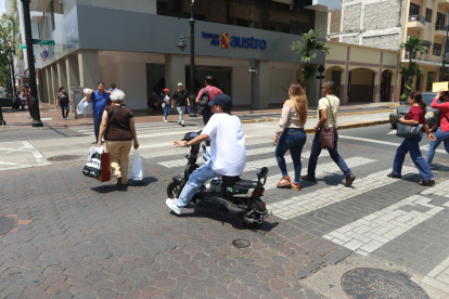 Las motos eléctricas circulan sin placas, por eso los agentes de tránsito no pueden elaborar una citación.