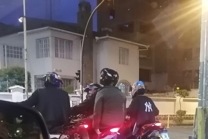 Infracción. Por Quito circulan motos sin placas sin ningún control.