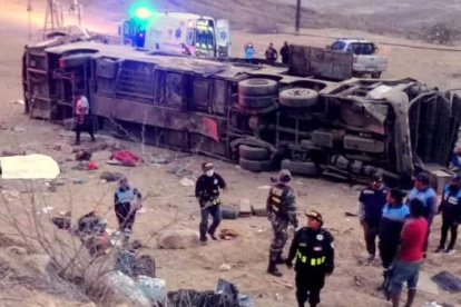 Un autobús sufrió una volcadura al norte de Perú cayendo varios metros desde una pendiente