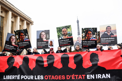 Manifestantes exigen la liberación de sus compatriotas.