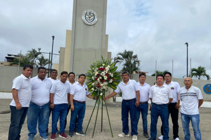 En el acto se colocaron ofrendas florales al pie del monumento de los héroes.