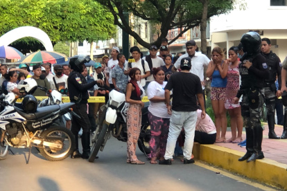En otro extremo del área acordonada los deudos del difunto gritaban de dolor y entre ellos se abrazaban fuertemente para afrontar el trágico momento.