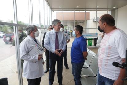 José Ruales (i) y el presidente Guillermo Lasso en el hospital de Monte Sinaí.