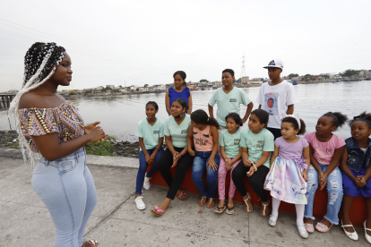 Maholy Vernaza se reúne con grupos de niños para conocer sus necesidades y buscarles solución.