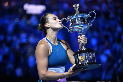 Aryna Sabalenka besa el trofeo tras ganar el Abierto de Australia.