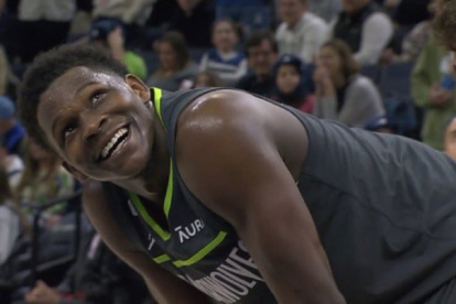 Anthony Edwards, de los Wolves, lideró el triunfo de su elenco.