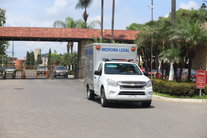 El vehículo de Medicina legal sale de la urbanizacion Castilla, donde se produjeron los asesinatos