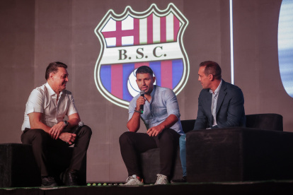 Sergio Agüero (c), exjugador argentino, en una conversación con Carlos Alfaro Moreno (i), presidente de Barcelona, y José Manuel Chatruc, animador de la Noche Amarilla.