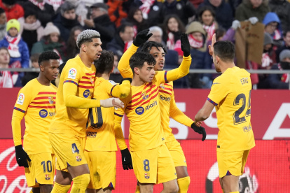 Los jugadores del FC. Barcelona felicitan a Pedri tras marcar el gol de la victoria ante el Girona.