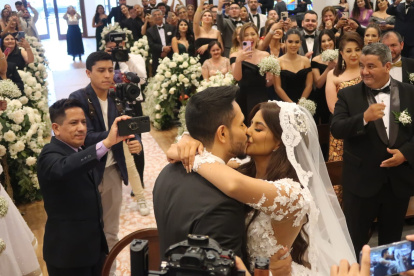 La pareja selló su amor con un cariñoso beso